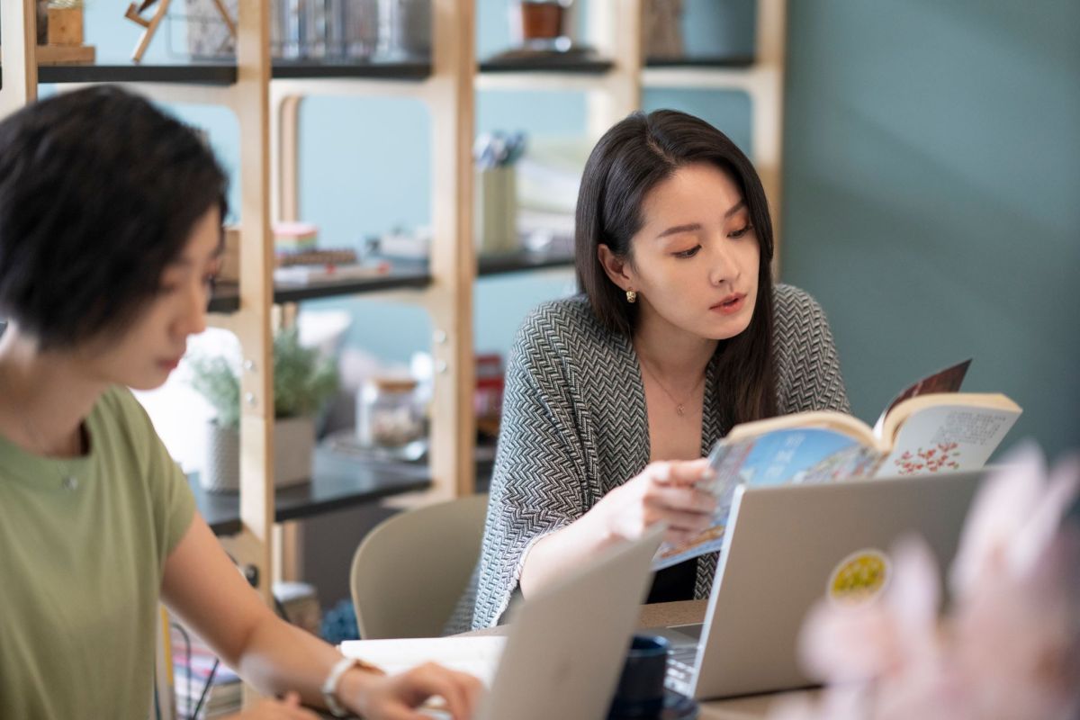 ▲桂綸鎂（左）、曾愷玹15年後再度同台演出。（圖／Disney+）