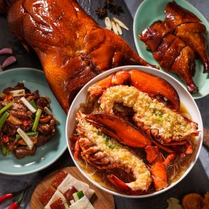 這回「晶華美食到你家」祭出兩款雙十一限定饗宴,包括經典片皮鴨三吃以及雙人份厚切爐烤肋眼牛排龍蝦套餐,一次品嚐晶華軒的招牌片皮鴨、佐以冰梅醬烤鴨腿和薑蔥炒鴨架,搭配以整隻波士頓龍蝦豪邁入菜的蒜蓉粉絲龍蝦,每組只需3,580元。 ▲這回「晶華美食到你家」祭出兩款雙十一限定饗宴,包括經典片皮鴨三吃以及雙人份厚切爐烤肋眼牛排龍蝦套餐,一次品嚐晶華軒的招牌片皮鴨、佐以冰梅醬烤鴨腿和薑蔥炒鴨架,搭配以整隻波士頓龍蝦豪邁入菜的蒜蓉粉絲龍蝦,每組只需3,580元。(圖/晶華酒店提供)