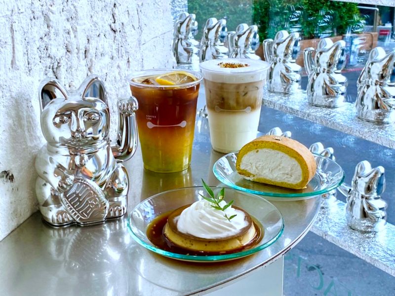 COFFEE LAW推獺祭清酒特調 ARTIFACTS招財貓牆「銀」客