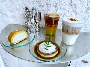 COFFEE LAW推獺祭清酒特調 ARTIFACTS招財貓牆「銀」客 ▲左起:獺祭清酒奶油生乳捲、獺祭清酒熟布丁、獺祭清酒蜜柑青葡冰茶、獺祭清酒桂花釀拿鐵。(圖/記者蕭涵云攝)