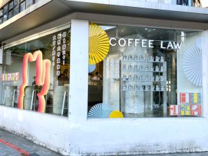 COFFEE LAW推獺祭清酒特調 ARTIFACTS招財貓牆「銀」客 ▲COFFEE LAW大片玻璃窗上也有橘色ARTIFACTS招財貓身影。(圖/記者蕭涵云攝)