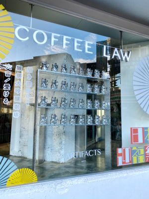 COFFEE LAW推獺祭清酒特調 ARTIFACTS招財貓牆「銀」客 ▲32隻太空銀招財貓貓大軍櫥窗招手。(圖/記者蕭涵云攝)