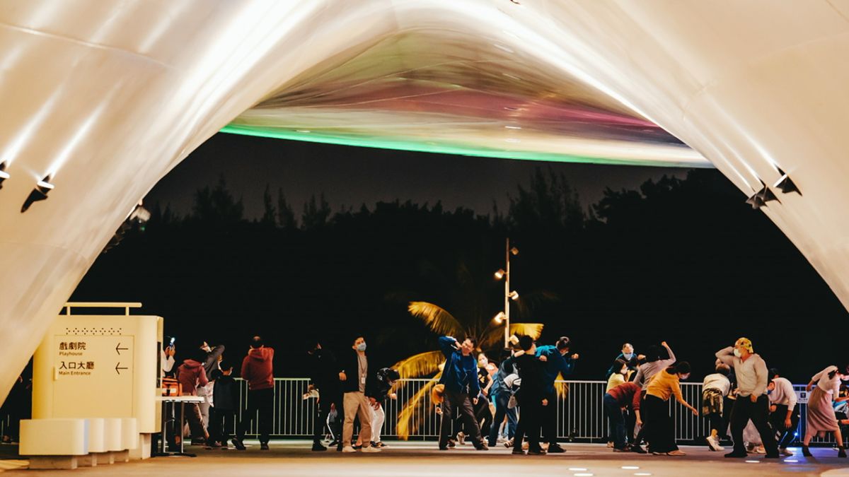 ▲近百位熱愛舞蹈的樂齡長輩，演出的驫舞劇場《自由步─搖擺歲月》。（圖／衛武營提供）