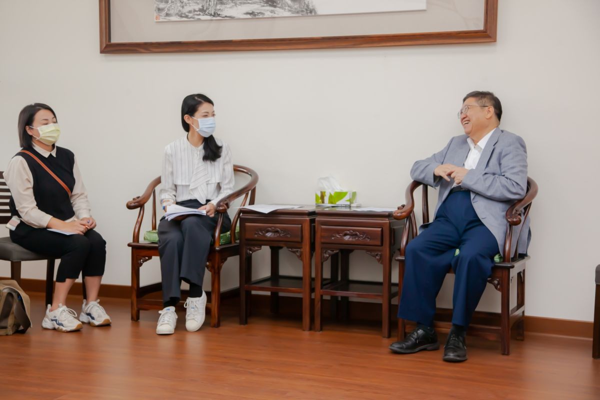 ▲台灣民眾黨新竹市長候選人高虹安日前自稱身心俱疲而住院，但隔天卻帶著點滴針頭拜會新竹縣長楊文科（右）。(圖／高虹安國會辦公室提供)