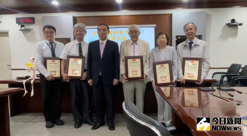 ▲法務部長蔡清祥（左三）表揚曾柏元（左一）、藍英哲（左二）、蕭開平（右三）、尹莘玲（右二）、羅澤華（右一）5人。（圖／記者潘千詩攝，2022.11.09）