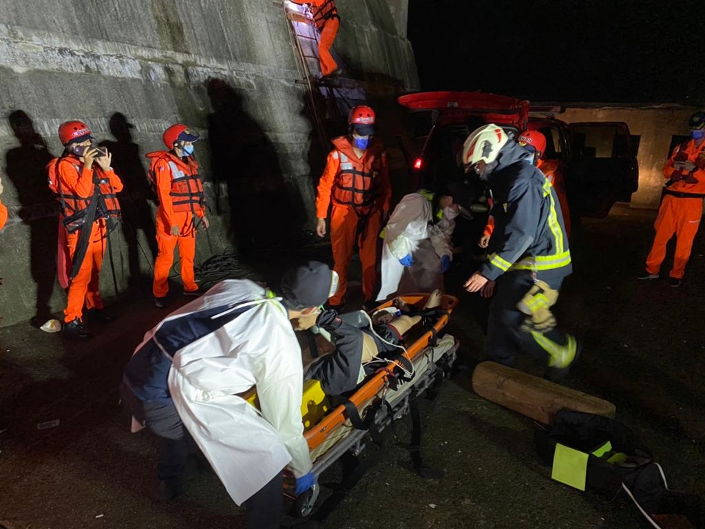 ▲新北市一名6旬男子，今日到外木山漁港釣魚，疑似踩空墜堤，緊急送醫仍不治身亡。（圖／翻攝照片）