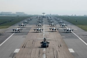 ▲嘉手納空軍基地HH-60直升機、F-15C/D戰機、E-3預警機大象漫步。(圖/美國空軍) ▲嘉手納空軍基地HH-60直升機、F-15C/D戰機、E-3預警機大象漫步。(圖/美國空軍)