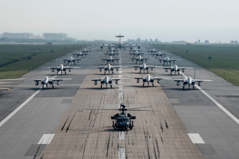 ▲嘉手納空軍基地HH-60直升機、F-15C/D戰機、E-3預警機大象漫步。(圖／美國空軍)