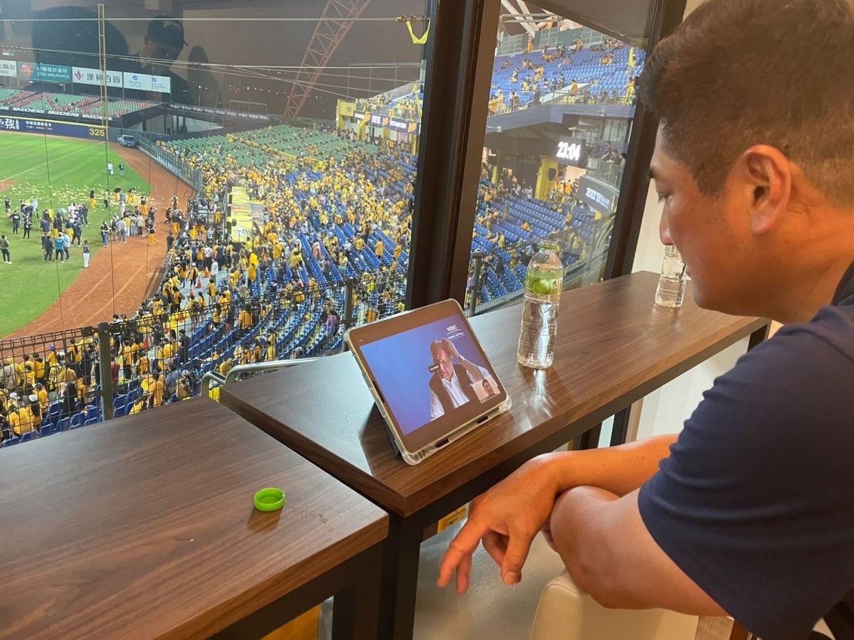 ▲世界棒壘球總會（WBSC）執行副會長辜仲諒在台中洲際棒球場見證中信兄弟二連霸後，馬上熱血視訊開會。（照片/中華棒協提供）
