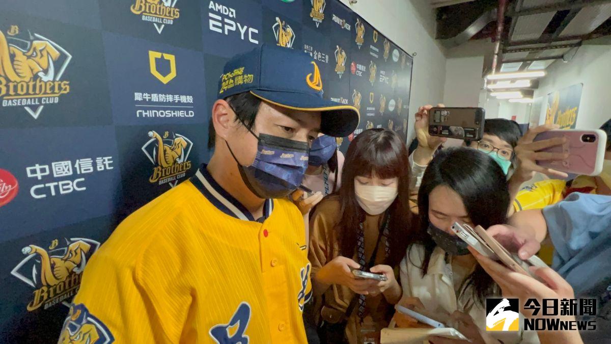 ▲強忍母親車禍，冠軍賽後林威助監督難過落淚。（圖／簡名杉攝）