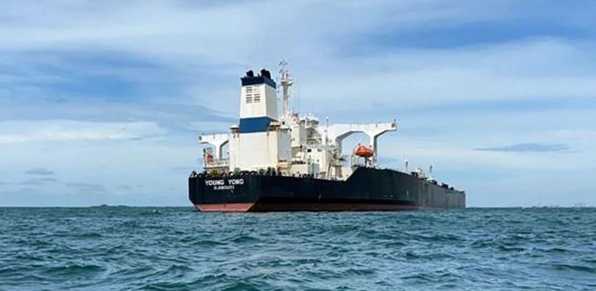 ▲美國已允許外界和目前遭到制裁並受困在印尼海域的一艘超級油輪進行接洽，以解救油輪脫困。（圖／翻攝自海峽時報）