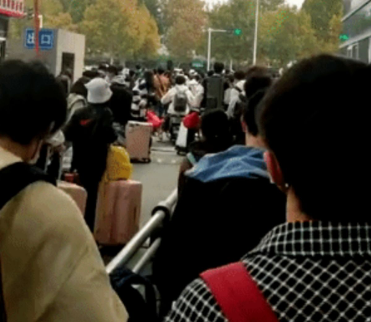 ▲河南鄭州的黃河科技學院，8日傳出大批學生疑似因校園爆疫、校方管理不善而離校。（圖／翻攝自微博）