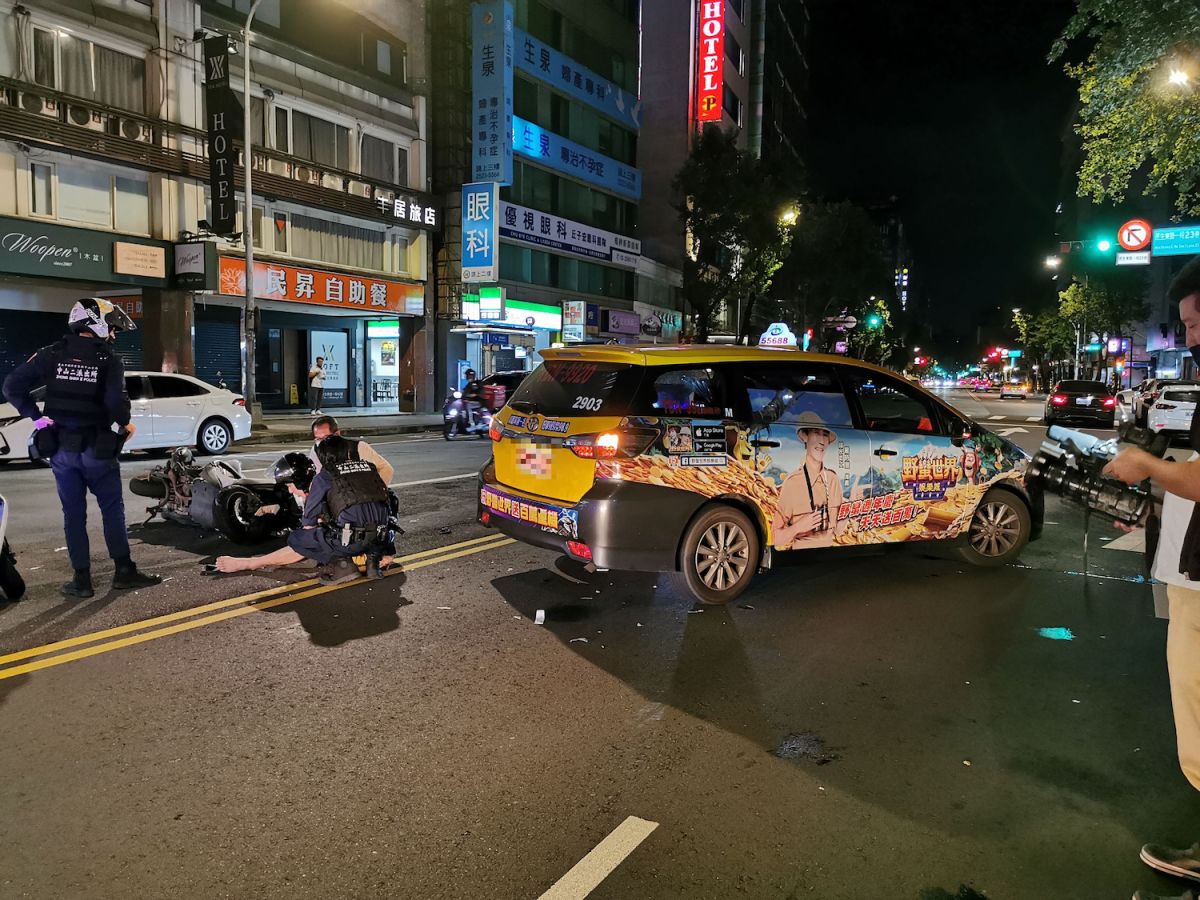 ▲台北市中山區今（10）日凌晨2時許，在民生東路一段發生車禍，一輛計程車突然從外線車道跨越雙黃線，直接違規大左轉，20歲的李姓機車騎士反應不及，直接撞上。（圖／民眾提供）