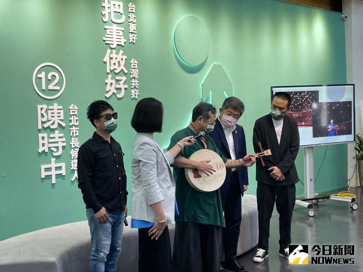 ▲陳明章將月琴送給陳時中，期許其能帶領台北更好。（圖／記者黃宣尹攝，2022.11.10）