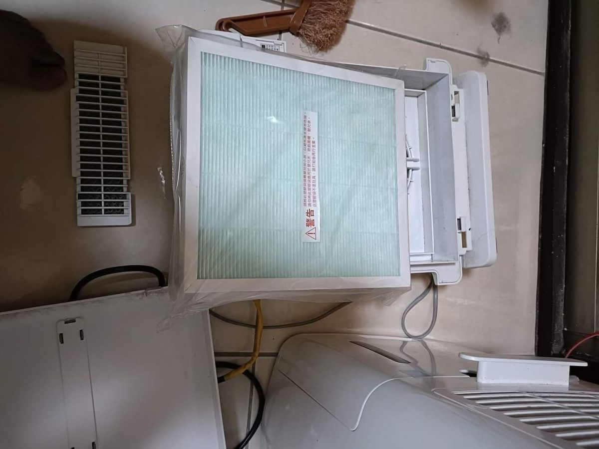 ▲有民眾發現家中空氣清淨機開3年，似乎都沒什麼效果，而當她一拆開機器後，才驚覺自己犯了大錯。（圖／《爆廢公社二館》）