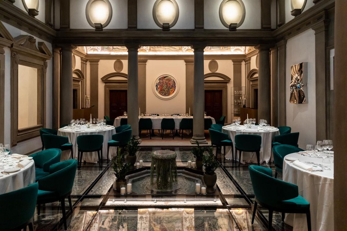 ▲翡冷翠百花宮Chic Nonna餐廳中央的噴泉汩汩流出，提供了令人愉悅的用餐環境。（圖／業者提供）