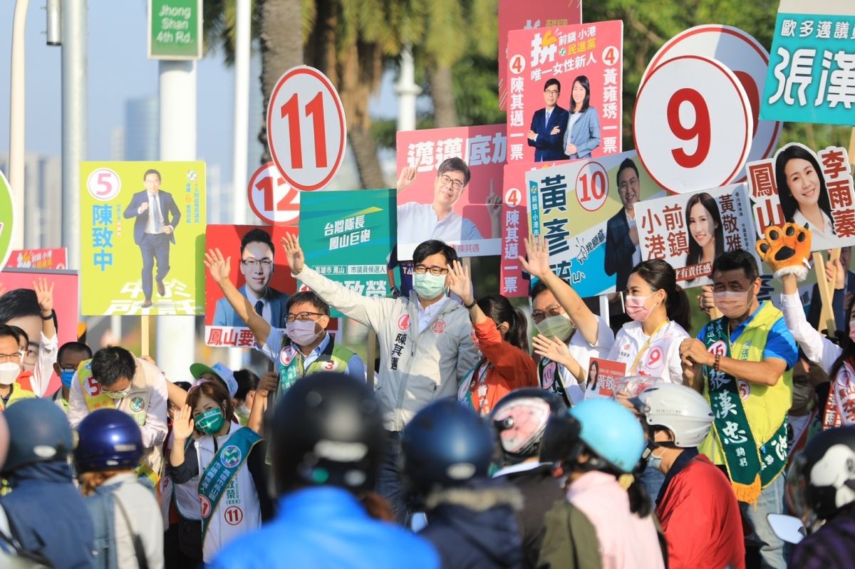 ▲陳其邁請假跑選戰第一天，和黨籍議員在鳳山站路口和民眾打招呼。（圖／陳其邁競總提供）