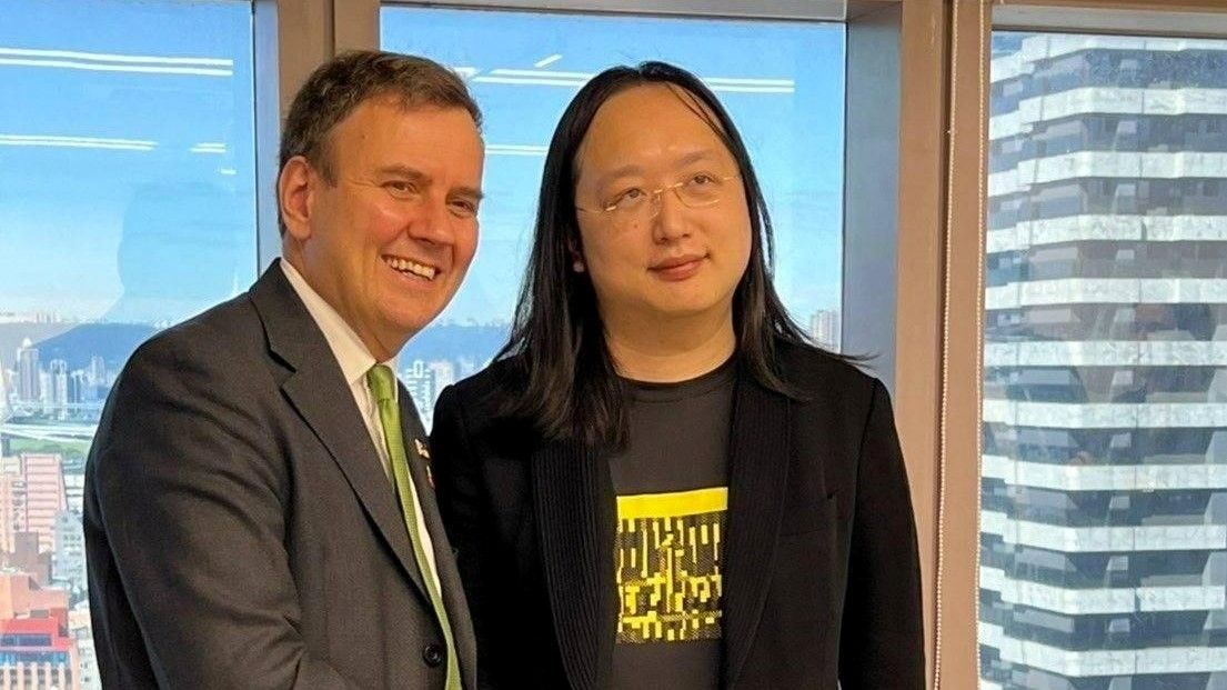 ▲數位部長唐鳳（右）接見英國國際貿易部副部長韓斯　（左），分享推動數位轉型作法。（圖／數位部提供）