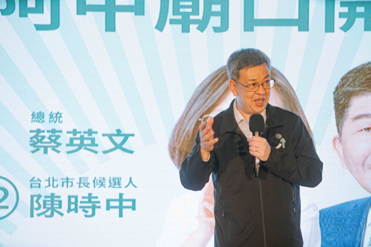 ▲前副總統陳建仁傳接接任行政院長。（圖／陳時中競選辦公室提供）