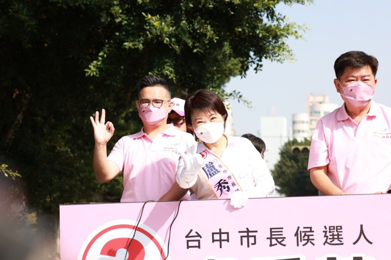 ▲盧秀燕今天開始請假拚選舉,上午和市議員黃健豪、陳政顯一起車掃宣傳。(圖/盧秀燕競總提供,2022.11.10)
