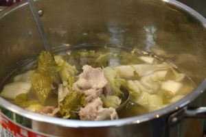 范秋水教用越式酸菜熬煮排骨、肉片湯。(圖/新北市教育局) ▲范秋水教用越式酸菜熬煮排骨、肉片湯。(圖/新北市教育局)