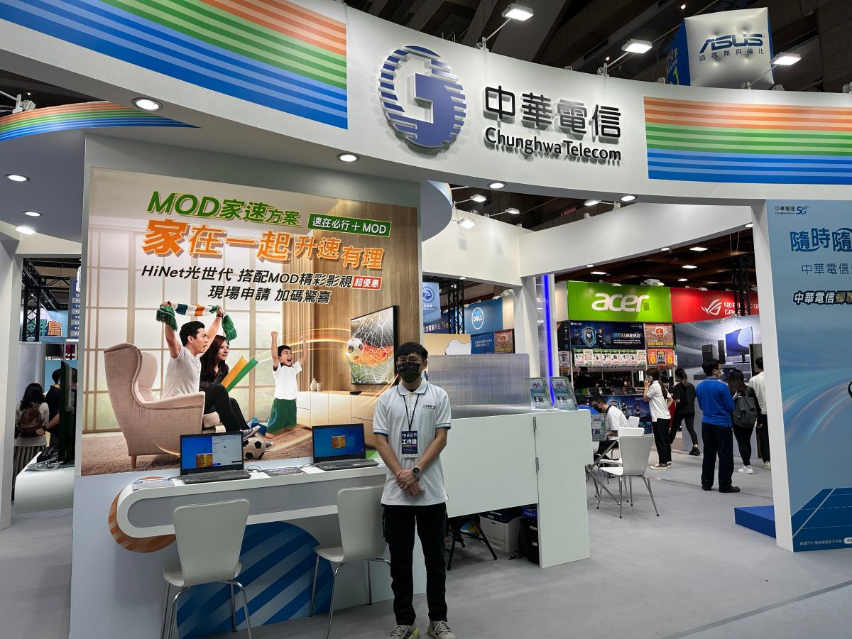 ▲中華電信工會提出兩大訴求，首先是應立刻補足 2021年度未加薪2500元，加上本年度加薪5000元，總共加薪7500元，第二是立刻遵守承諾，調整新制勞退提撥率至15%以上。（圖／記者周淑萍攝）