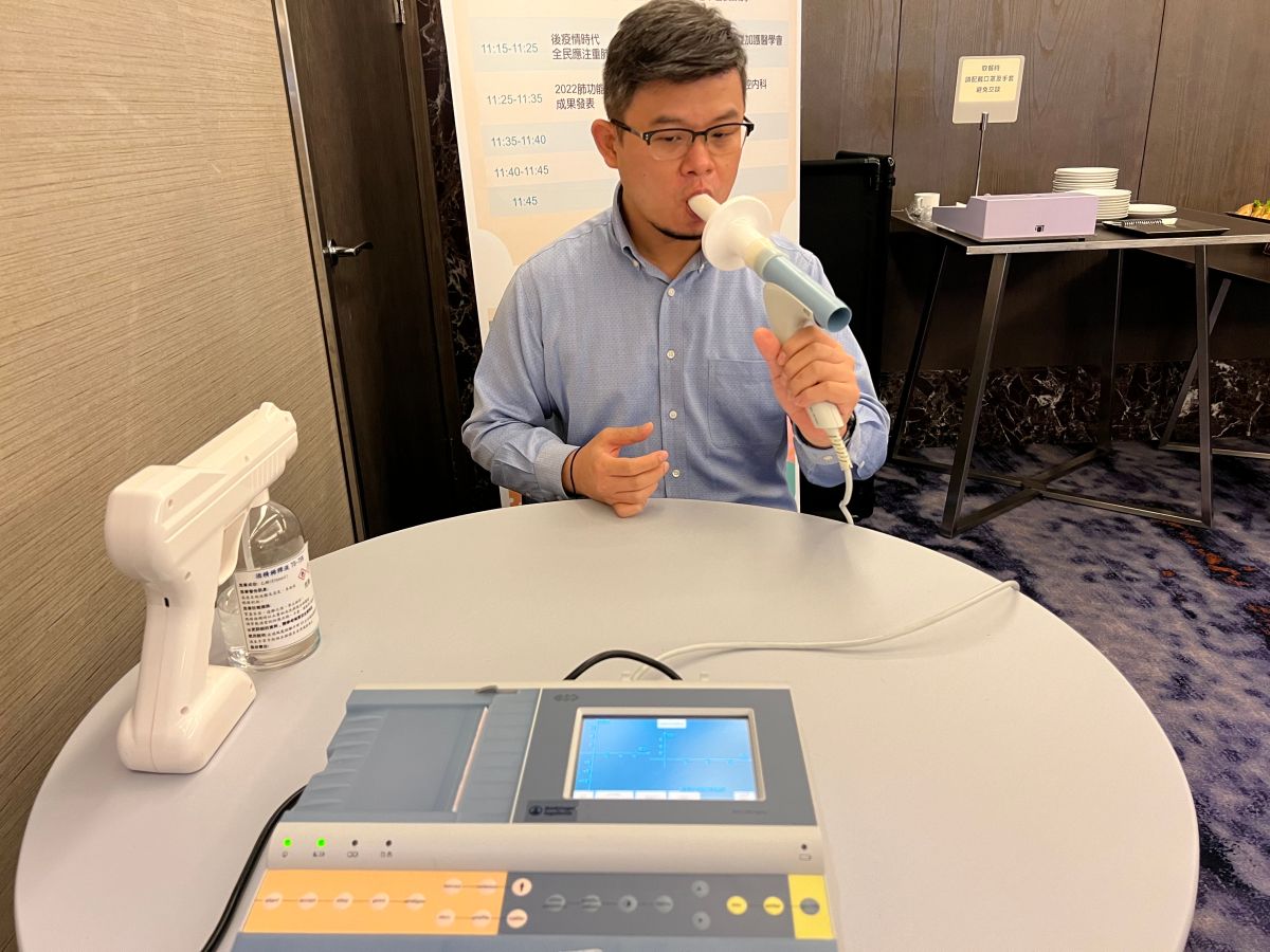 ▲現年44歲、菸齡長達18年的郭先生偶然發現自己是「肺阻塞」的高風險族群，呼籲民眾應定期做肺功能檢測。（圖／記者張志浩攝）