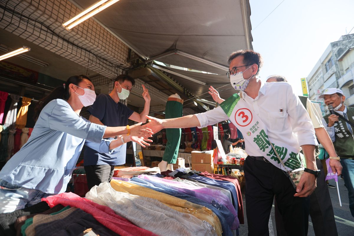 ▲鄭運鵬說，大眾運輸不怕人太多，只怕沒人坐，所以這是一個未來的趨勢，很高興中央願意配合基北北桃首都圈1200月票的計畫。（圖／鄭運鵬辦公室提供）