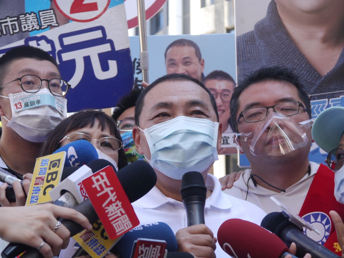 ▲侯友宜到蘆洲市場掃街拜票前受訪表示，對於綠營北北基桃推月票政見樂見大家討論，但要務實面對。（圖 ／記者吳嘉億攝，2022.11.10）