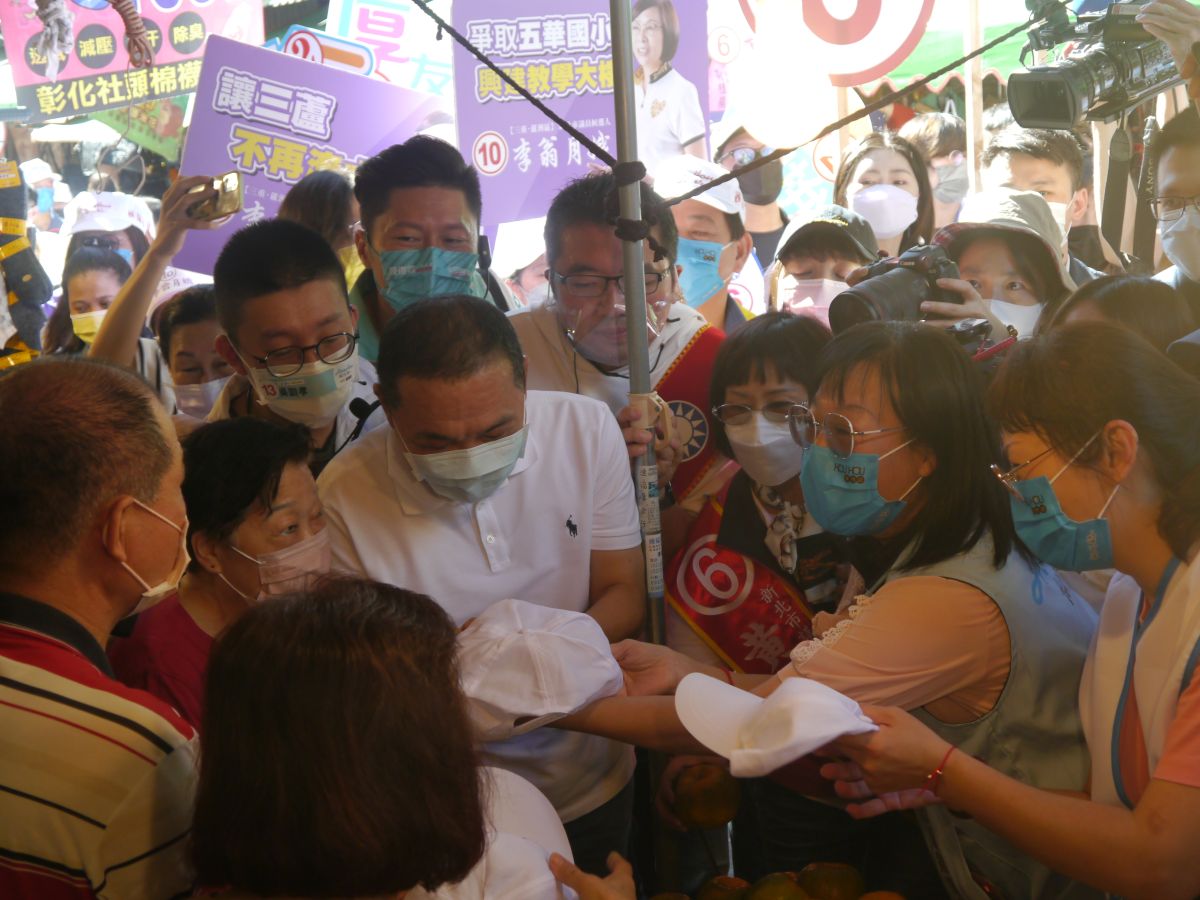 ▲侯友宜正式請假投入選戰，到蘆洲市場沿街掃街拜票，支持群眾紛紛拿出帽子及小物給侯友宜簽名。（圖 ／記者吳嘉億攝，2022.11.10）
