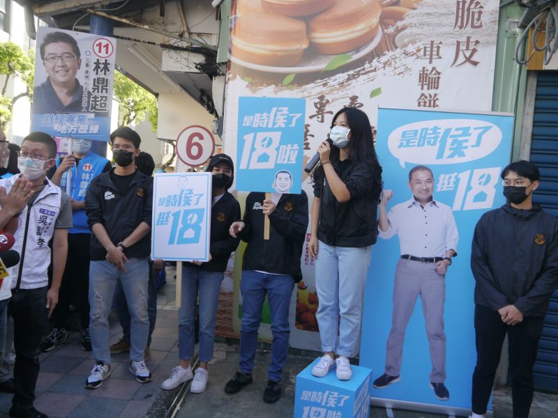 ▲侯友宜正式請假投入選戰,到蘆洲市場沿街掃街拜票,侯友宜選辦政治實習生也在街頭宣講18歲公民權。(圖 /記者吳嘉億攝,2022.11.10)