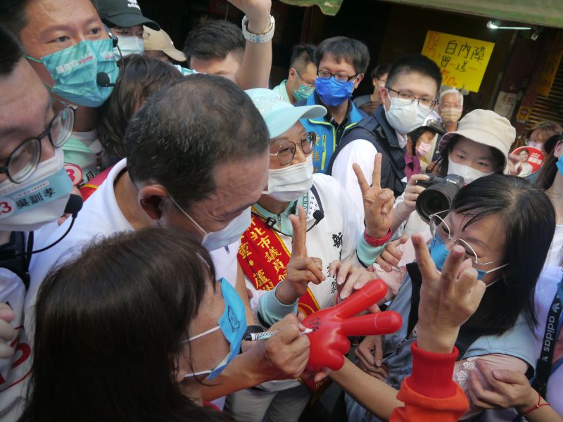 ▲侯友宜正式請假投入選戰,到蘆洲市場沿街掃街拜票,支持群眾紛紛拿出帽子及小物給侯友宜簽名。(圖 /記者吳嘉億攝,2022.11.10)