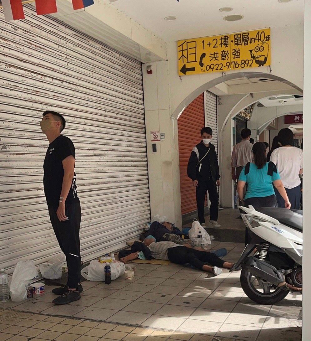 ▲台中火車站周邊街友問題嚴重，白天橫躺在騎樓上不醒人事(圖／林祈烽提供2022.11.10)