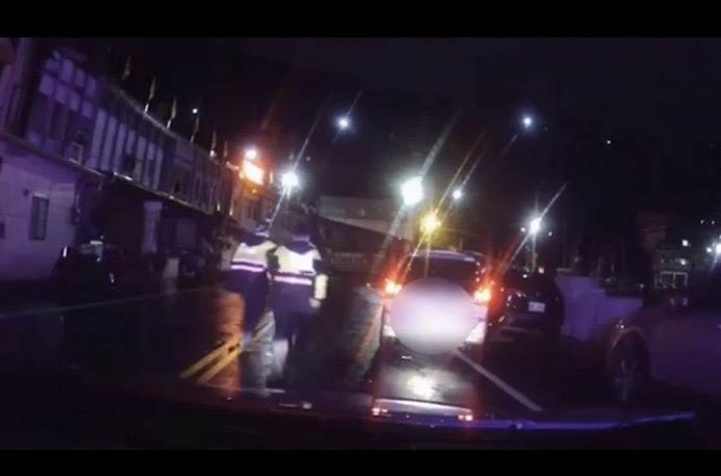 ▲宜蘭女酒駕開車飄移，撞上停在路邊的轎車，見警攔查還加速逃逸。（圖／翻攝畫面）