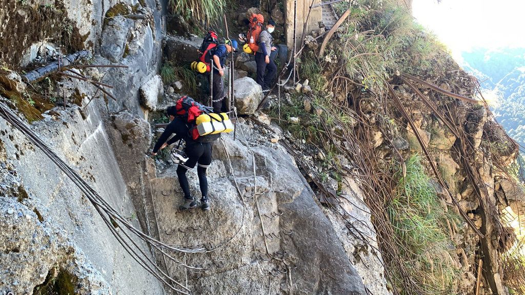 ▲嘉義縣消防局9、10日一連2天動員3個大隊共29人在阿里山域進行無腳本的山難搜救演練，搜救人員還需爬越阿里山林鐵眠月線大崩壁，並在此處紮營等，演練過程十分逼真。（嘉義縣消防局提供）中央社記者蔡智明傳真 111年11月10日
