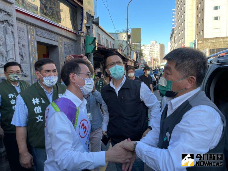 ▲陳時中赴中壢仁海宮合體鄭運鵬。（圖／記者黃宣尹攝，2022.11.10）