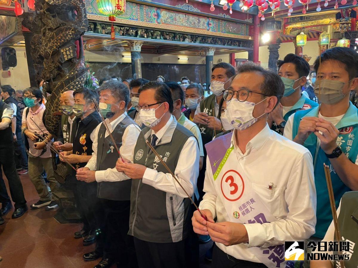 ▲在鄭文燦帶領下，陳時中與鄭運鵬一同赴中壢仁海宮參香，現場支持者擠爆。（圖／記者黃宣尹攝，2022.11.10）