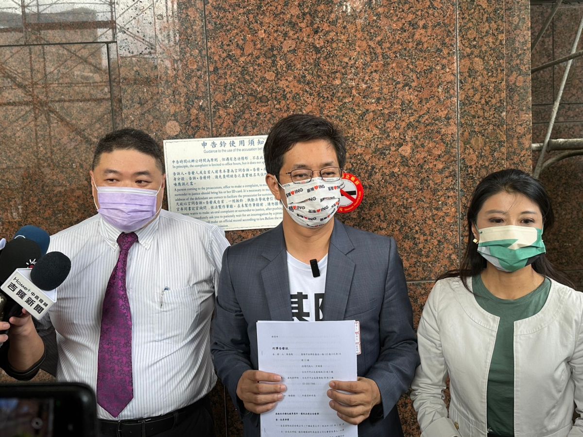 ▲蔡適應與立委林楚茵、律師潘兆偉在陪同下，前往基隆地檢署告發謝國樑涉及德信證券掏空案。（圖／蔡適應競辦提供）