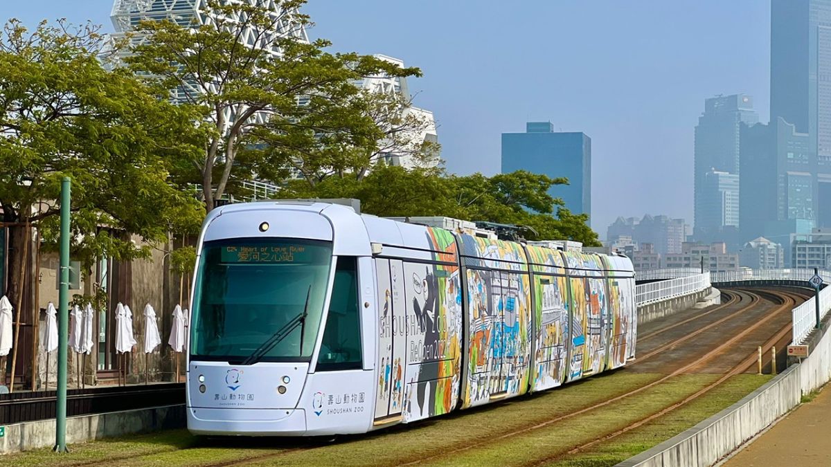 ▲超可愛的的「動物明星號」輕軌彩繪列車上路。（圖／高市府觀光局提供）
