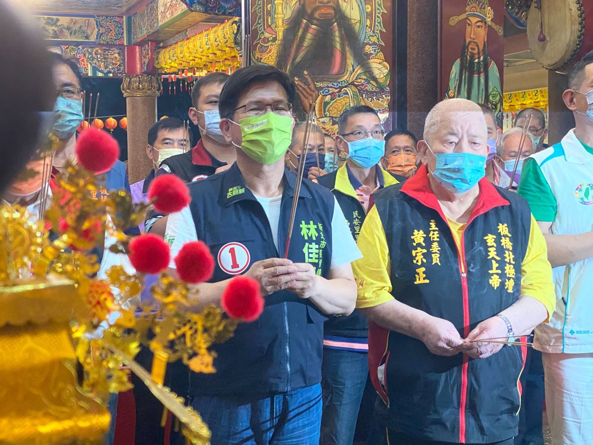 ▲林佳龍今日前往板橋北極壇參香並進行宣講，大打政見牌（圖／記者陳威叡攝，2022.11.10）