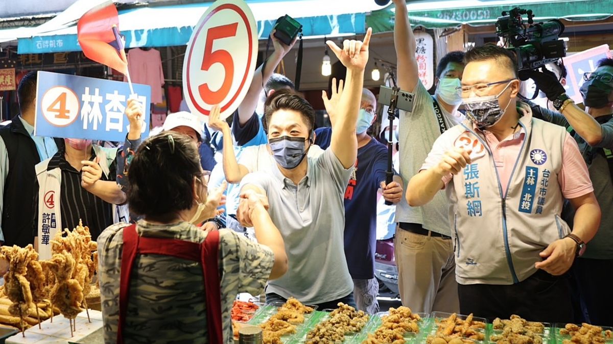 ▲台北市長候選人蔣萬安10日於北投自強市場掃街前，無預警宣布辭去立委一職，背後動機為何也引發外界討論。（圖／蔣萬安競選辦公室提供）