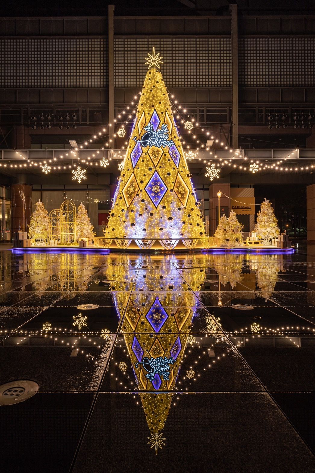 ▲新光三越台中店金燦耶誕城，璀璨奪目，是今年最夢幻耶誕打卡地標。（圖／新光三越提供）
