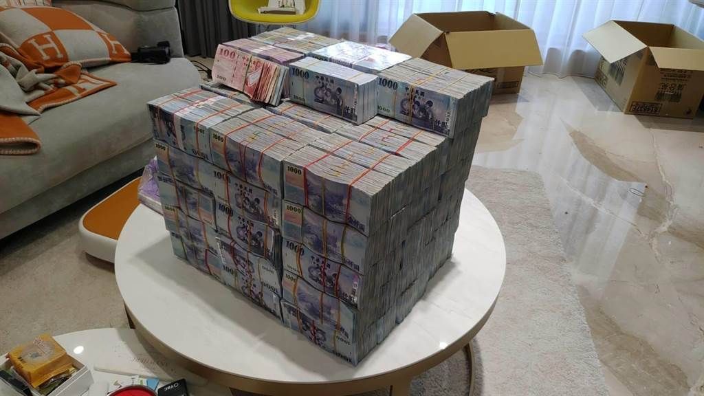 ▲檢警破獲網路博弈平台，在主嫌家中搜出逾5千萬元現金。（圖／翻攝畫面）
