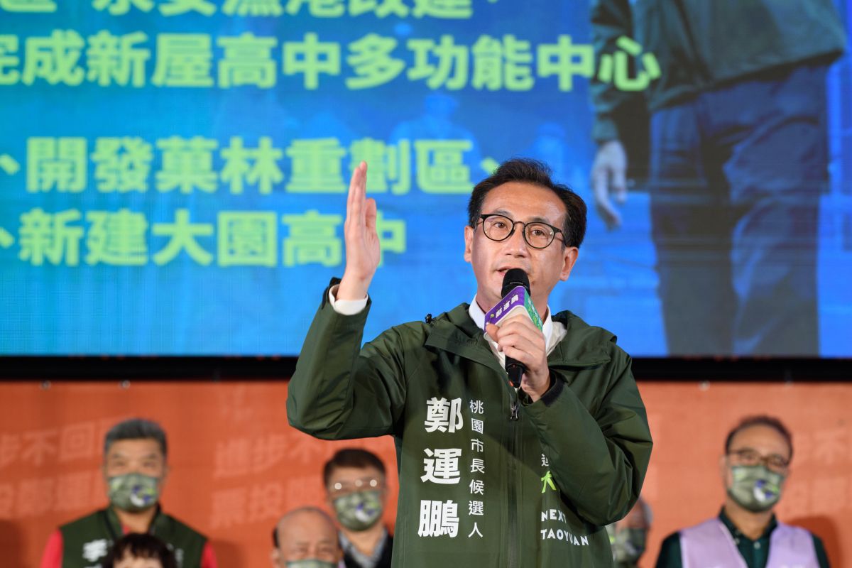 ▲鄭運鵬表示，未來要擔任桃園的市長，要有識人之明、要有擔當，張善政必須要解釋他為什麼很容易被詐騙集團利用。（圖／民進黨提供）