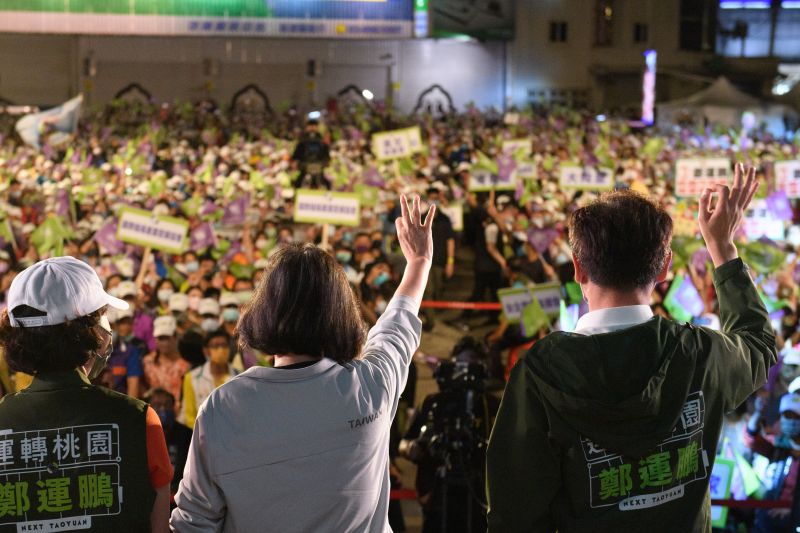 ▲蔡英文多次赴桃園站台鄭運鵬,期盼民進黨能在桃園繼續執政,帶領桃園進步不回頭。(圖/民進黨提供)