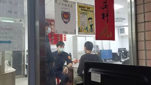 ▲施男闖入真理大學女宿,到案時辯稱只是想認識女大生。(圖/翻攝畫面) ▲施男闖入真理大學女宿,到案時辯稱只是想認識女大生。(圖/翻攝畫面)