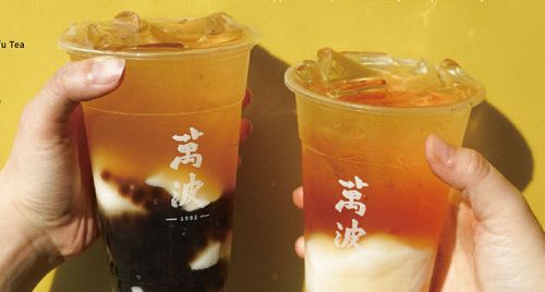 16家手搖飲雙11「買1送1」整理包 0元喝紅茶、1元喝珍奶 ▲雙11超狂16家咖啡、手搖飲優惠懶人包秘笈!星巴克大人氣萬波限定大杯「金萱珍波粉11元」,春陽茶事TOP 5烏龍系列「買1送1」,序序茶「0元喝紅茶、1元喝珍奶」,初韻3款人氣手搖飲「加1元多1件」,大苑子鮮果咖啡「同品項第二杯11元」等。(圖/萬波島嶼紅茶 Wanpo Tea Shop提供)