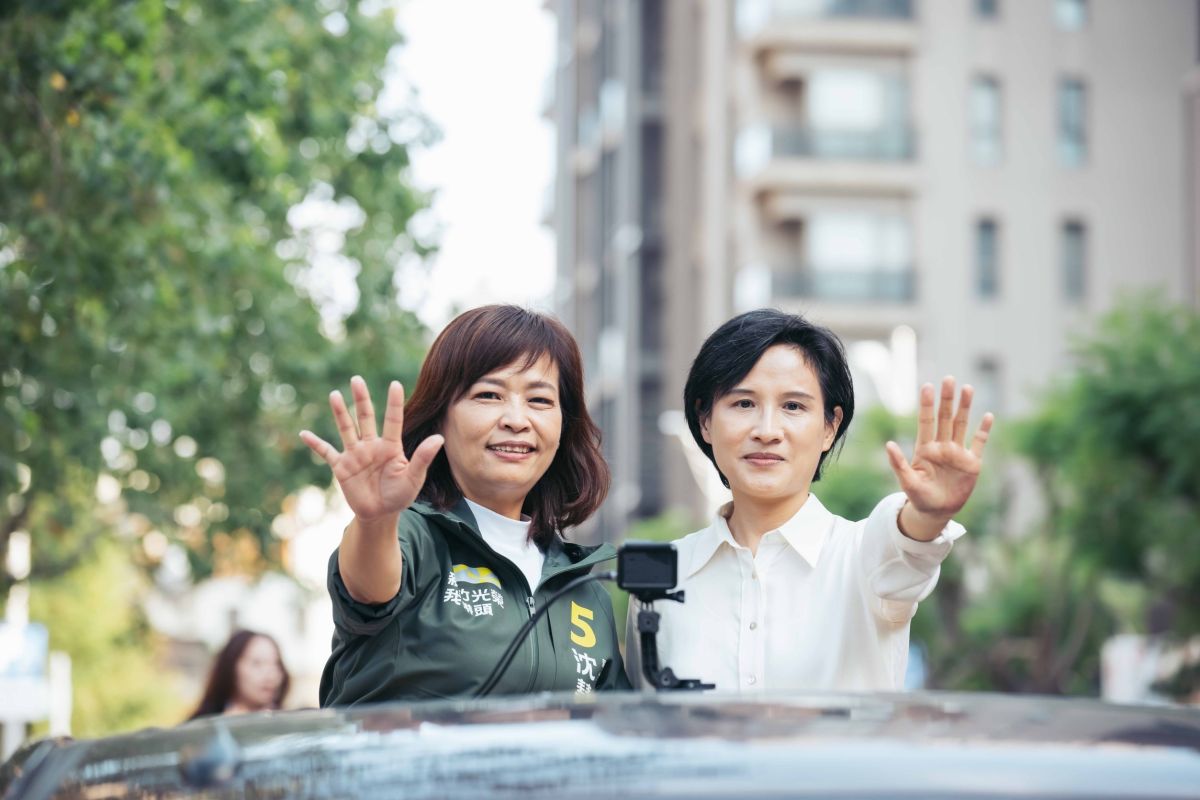 ▲鄭麗君赴新竹市與沈慧虹光榮車隊一同掃街，大讚沈慧虹的文化政見。（圖／沈慧虹辦公室提供）