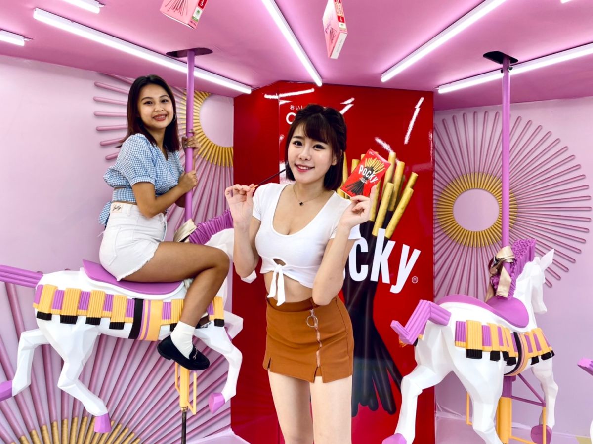 ▲雙11也是日本巧克力棒的Pocky Day喔！格力高台灣打造充滿歡樂「Pocky Wonderland奇幻樂園」，11/11～11/20快閃信義區限定10天開逛，早上11點11分，邀來國民女神泱泱和大家一起迎接111.11.11.11.11特別時刻；當日輸入限定序號「1111POCKYDAY」，可立即獲得點數參加抽獎活動，有機會獲得包括旋轉木馬造型Pocky音樂盒、格力高大禮包、Pocky一卡通等限量好禮。（圖／記者蕭涵云攝）