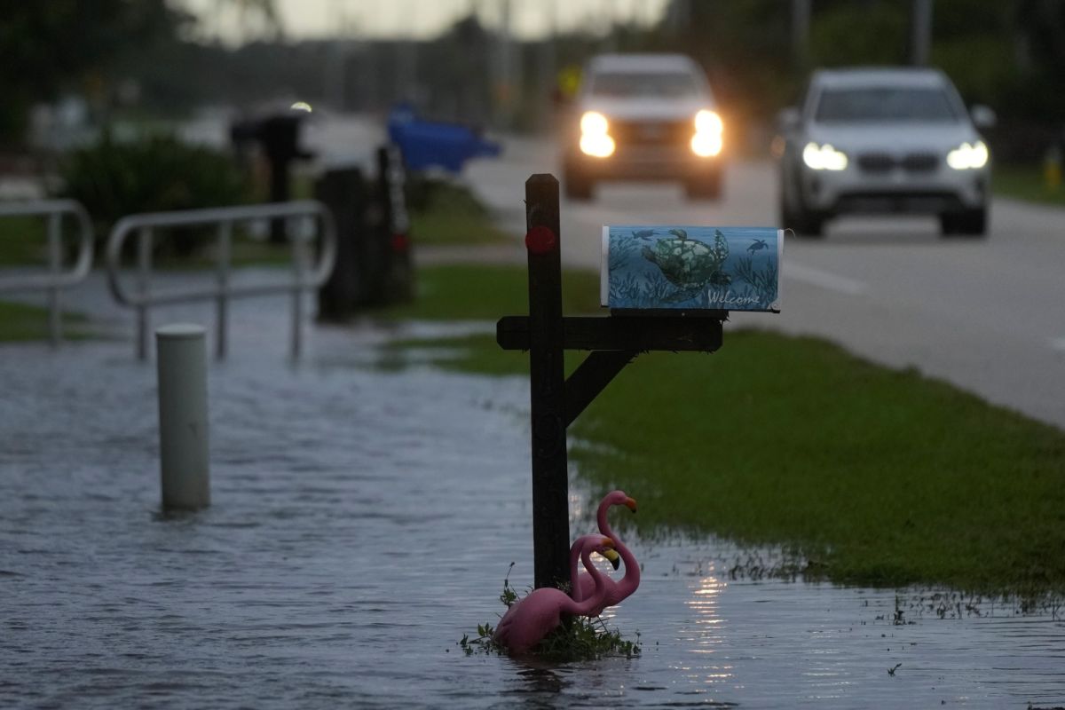 ▲熱帶風暴妮可（Nicole）在登陸佛羅里達州後，威力和行進速度都已下降。（圖／美聯社／達志影像）